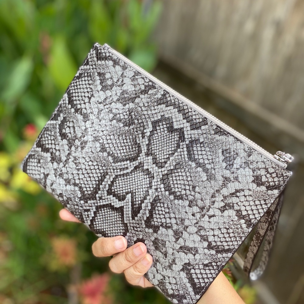 Michael Kors Jet Set XL Zip Cluth - Picture 3 of 5
